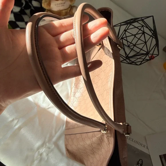 Gucci Pink Embossed GG Leather Tote - Picture 4 of 14
